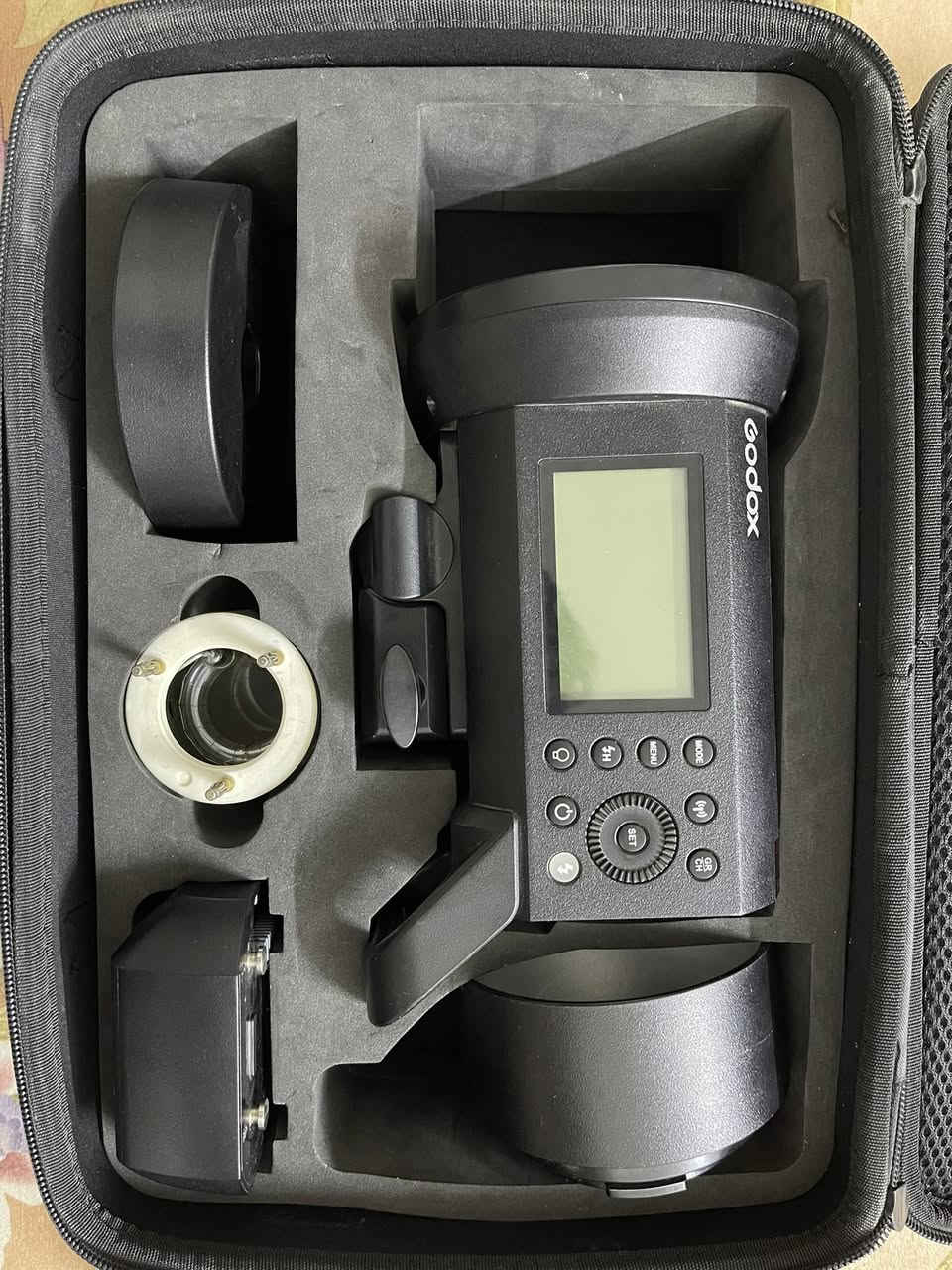 اضائة كوداكس AD400 Pro
نضافتهاً ٩٩٪؜ 
استخدمة مرتين فقط 
للشراي فقط تواصل خاص 
او علا الوتساب 
*********** 
وياها دركتر كوداكس كلش جديدات 
عنواني بغداد 
ترهم لقطات فوتو 
وتصير اضائة مستمرة
