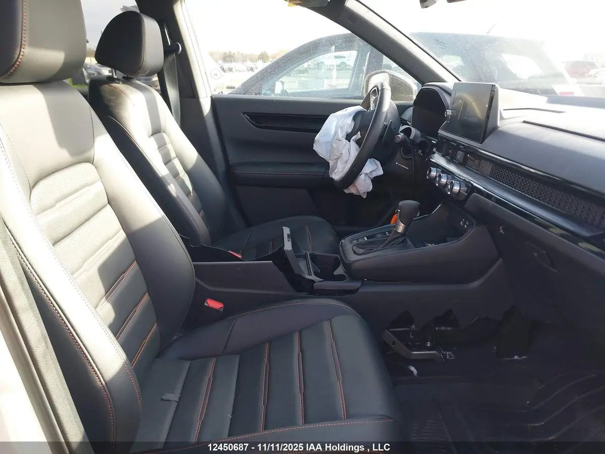 السلام عليكم 
هوندا CRV تورينك موديل 2025 
ماشيه 4000 كيلو 
هذا ضررها في الصور الفيديو موجود يمك في المنشور 
السياره في عمان الحره 
سعرها 187 وبيه مجال بسيط 
الاتصال ***********
