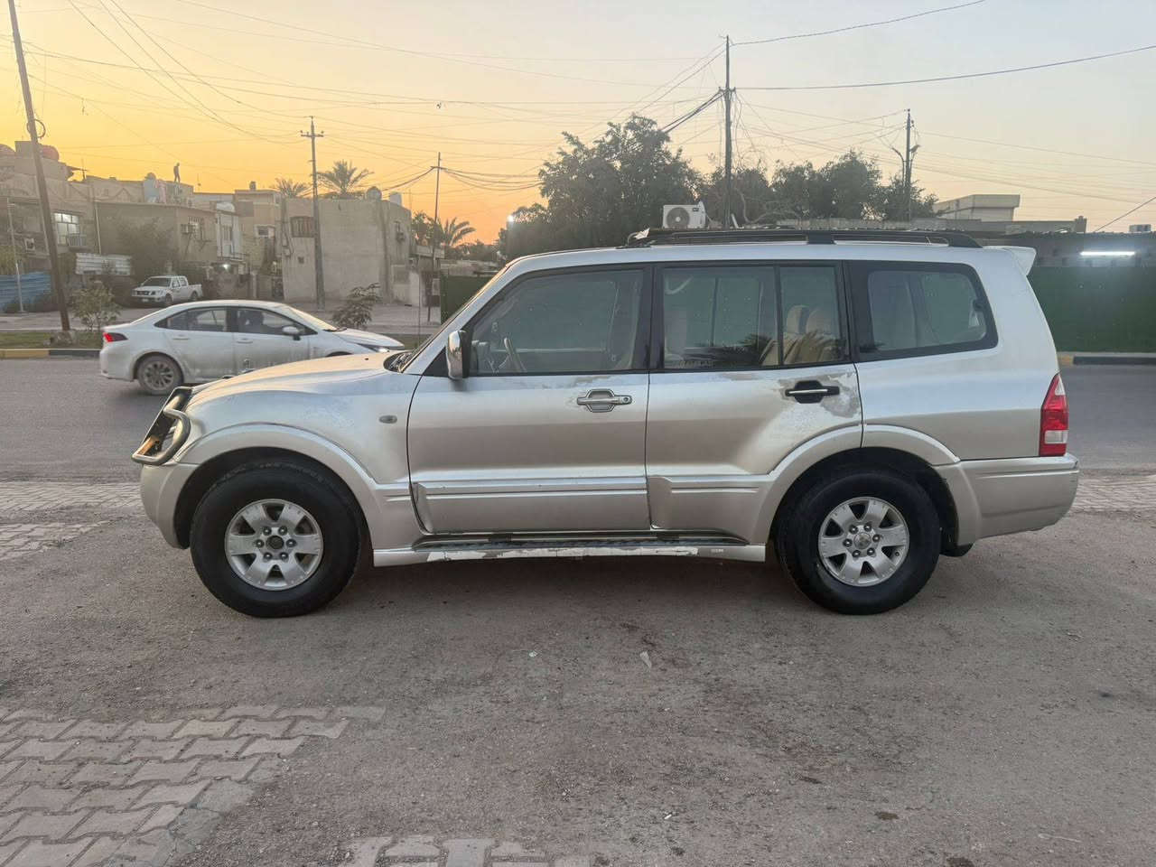 سلام عليكم ورحمة الله وبركاته
ميتسوبيشي باجيرو 2006 حبتور:
- *الحالة:* مكفولة بدون صبغ  بدون تبديل عدا جراد بيها و قطرة  صبغ ما بيهه مكفوله .
- ⁠هزه جديده بهاذ الشهر بأسم صديقي تحويل ثاني يوم 

- *المحرك:*
- سعة 3.8 لتر
- 6 سلندر
- *ناقل الحركة:*
- أوتوماتيكي 5 سرعات
- نظام Sportronic
- *الدفع:*
- رباعي 4WD
- نظام Super Select 4WD
- *اللون:*
- سمائي (سلفر)
- *المواصفات الداخلية:*
- مقاعد بلادية 
- مسجل cd وقارئ اعطال بلاد 
- نظام صوت ستريو سماعات بلاد
- مكيف هواء مزدوج ‏ثلاث قطع تبريد 
- نظام تدفئة وتبريد للمقاعد
- *المواصفات الخارجية:*
- مصابيح بلادية أصفر
- مصابيح ضباب
- مرايا جانبية شفط  كهربائياً
- نظام سنتر لوك
- *الأمان:*
- نظام ABS
- نظام EBD
- نظام ESP
هذه بعض المواصفات الأساسية،
السعر ٩٨ وبي مجال جيد جدا ، او مراوس مكاني كربلاء حي الحر  
***********
واتس اب
