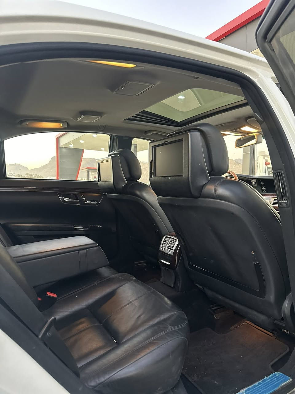 مارسيدس.   دووبه ي ساغ
موديل 2009
سياره كه گشت گياني به شه رت 
كامل مواسه فات. 
8بستن مه رغوب
به رزو نزمي ايش ده كات
٢بارجه بوياخ. ده عمي نيه  
گيرو مه كينه به شه رت 
130000كم روشتوه 
ناونيشان. رانيه.  
***********
***********
