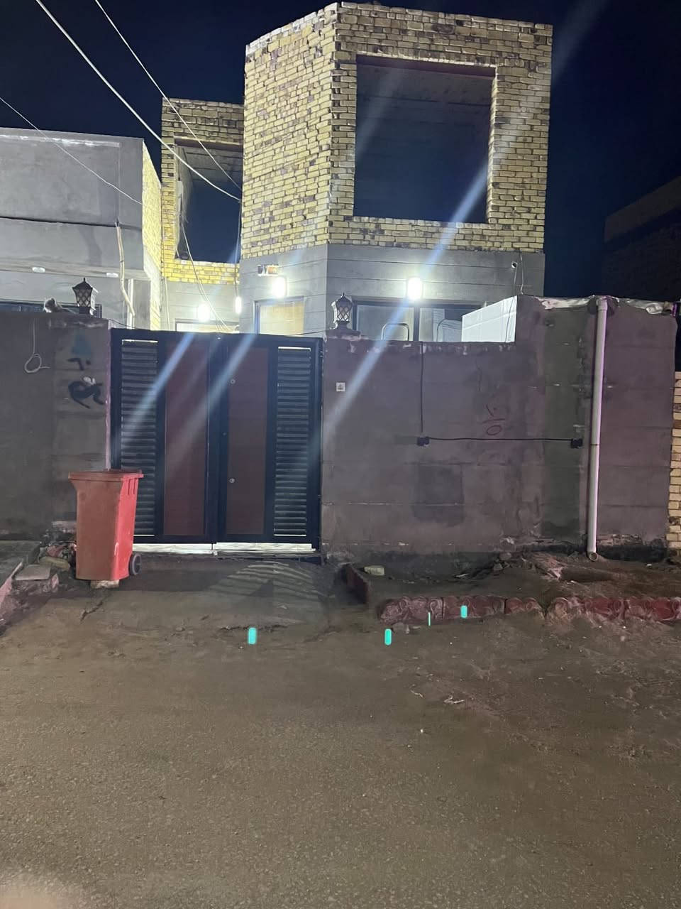 مساحة البيت 150
واجهه 6
نزال 25
عكاده يحتوي على طابقين
الطابق الاول صحيات داخليه وخارجيه مطبخ غرفه واستقبال وصاله
الطابق الثاني كامل هيكل كهرباء ومي ومجاري 
يحتوي على غرفتين وصاله وصحيات
السعر88 وبي مجال 

العنوان التقيه الثالثه مجمع الروان ( 0781 022 3310 )
