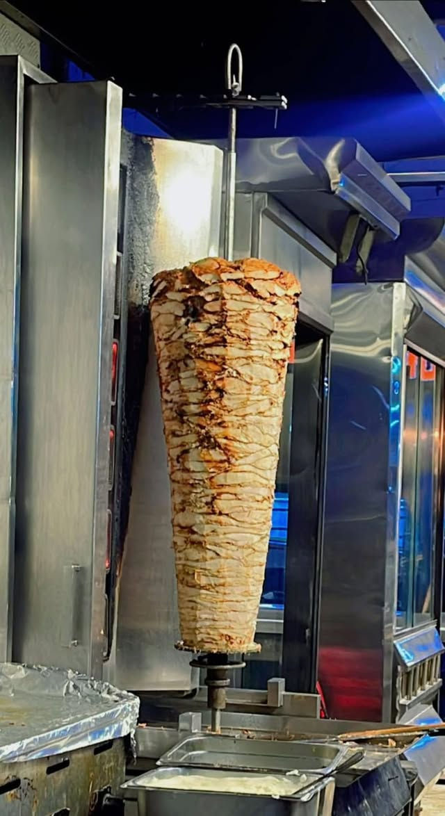 سلام عليكمً
فضلا وليس امرآ الي عنده عمل لايقصر 
شيف بحاجه الى عمل 
غربي / سناكات -عام  كل الاصناف 
صلصات عامه 
شاورما /لحم -دجاج (غاز -فحم ) 
معجنات / بيتزا - لغم -ايطالي -فطائر
مقبلات /سياحي -شعبي-شرقي عام 
تحضير وتجهيز اداره مطبخ عام 
شرط التيست 
السكن بغداد -يفضل العمل داخل بغداد
تواصل : ***********
