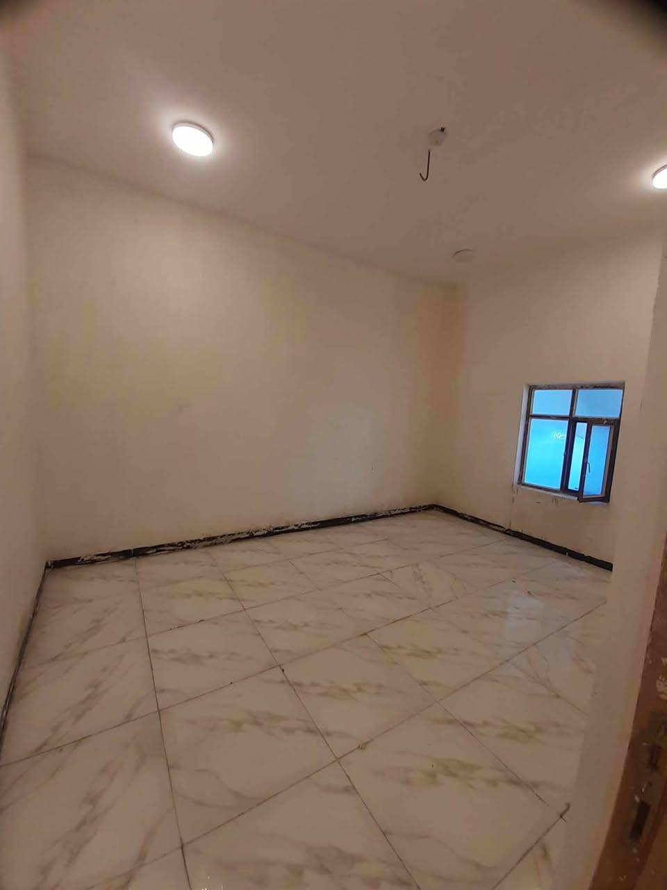 بيت للبيع #اقساط و #نقد بمساحة 100 متر مربع يحتوي على غرفتين وصالة ومطبخ وصحيات داخلية وخارجية وسطح
بناء بلوك أساس صب كونكريت وسقف صب كونكريت 
النجف كوفه شارع المعمل داخل شارع السبيس الكوفة 
🔻شارعة تبليط للباب 🔺
#السعر 30 نقد 
#بلاقساط بمقدمة 10 وفما فوق 
للاستفسار الاتصال بمكتب الفهد للعقار *********** 
امانة الله بلغو من طرفي حلا سيف
