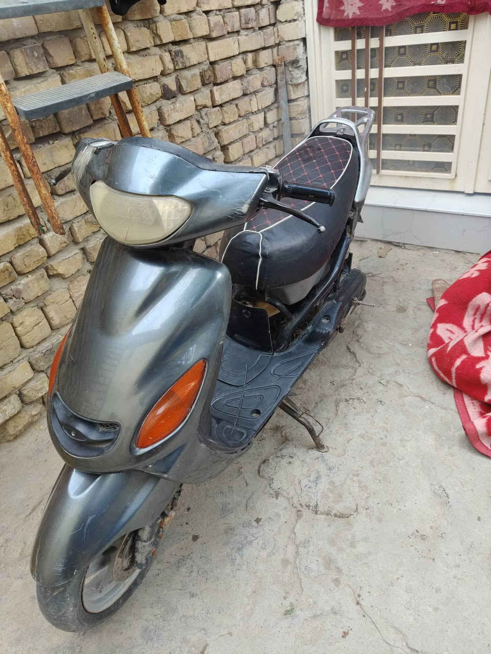 السلام عليكم..دراجه للكزز للبيع مكينه رايمر مبدل كزوز وباتري وسالف كفارته موجوده  السعر 250 الف وبيه مجال رقم التواصل ***********
