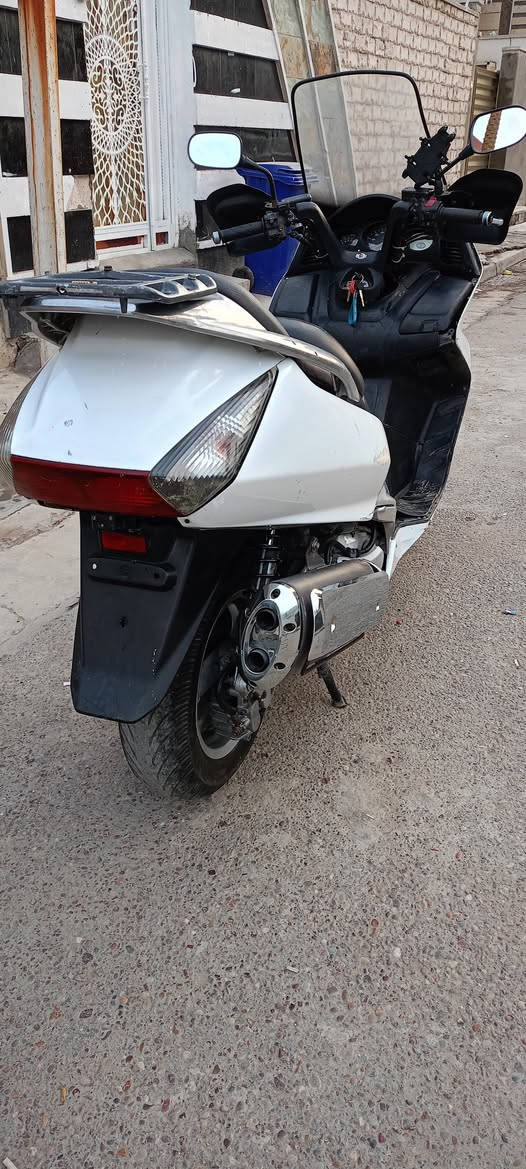 السلام عليكم من رخصة مديرالكروب هونداسلفرالدراجه خيرمن الله محرك وكير وكهربائياء كله نضيف والمحرك ممفتوح وكلجات ممفتوحات بس الكفرات يرادله ترتيب وبيه اوراق السعر 1,300,000  هاتف ***********
