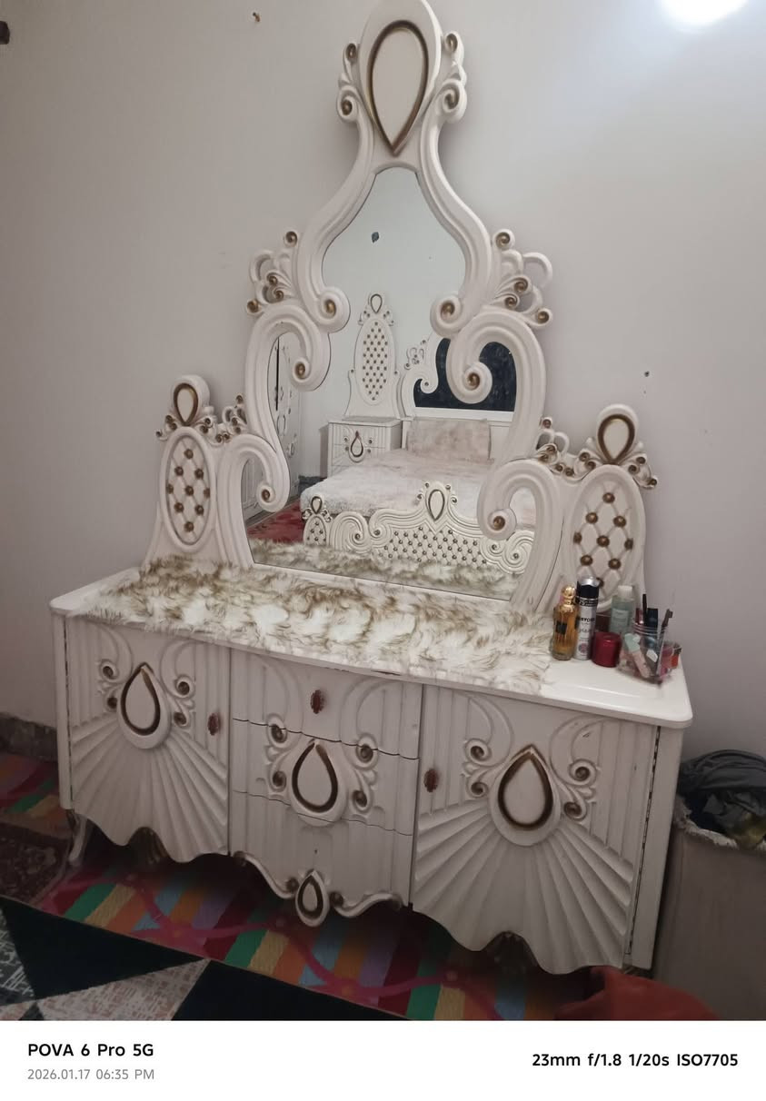 غرفه نوم عراقيه  
خشب قوي 
نضيفه حيل 
سعر مليون و 500 
مكان بغداد مدينه الصدر 
ه‍ـ/ ***********
