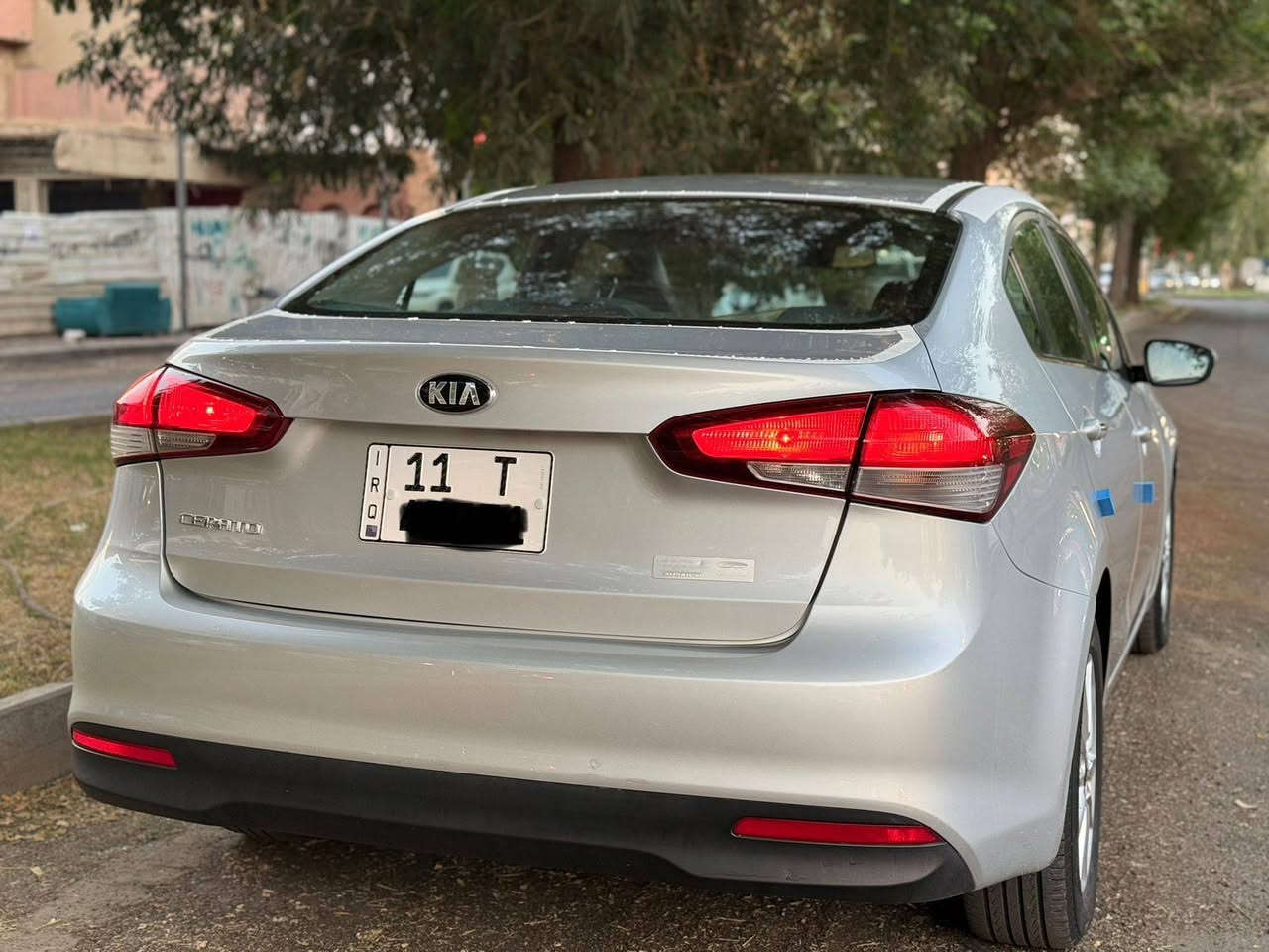 يا الله 
سيراتو 2017 خليجي الشركة العامة 
رقم بغداد الجديد بسمي شخصيآ محرك 1600
السيارا جديده مثل مجاي تشوف ماشيه 75 حقيقي
كفالة عامة ما عدا هاي الضربة فوگ التاير الايسر الخلفي
وما معدله على وضعها السعر 140 مكان السيارة نجف
***********
