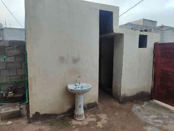 سلام عليكم 
دار للبيع المساحة 200متر طابو صرف يتكون من استقبال ومطبخ وصالة وغرفتين نوم نقص سيراميك الموقع نهر الشيخ حي العسكري السعر 70 وبي مجال للاستفسار ***********
