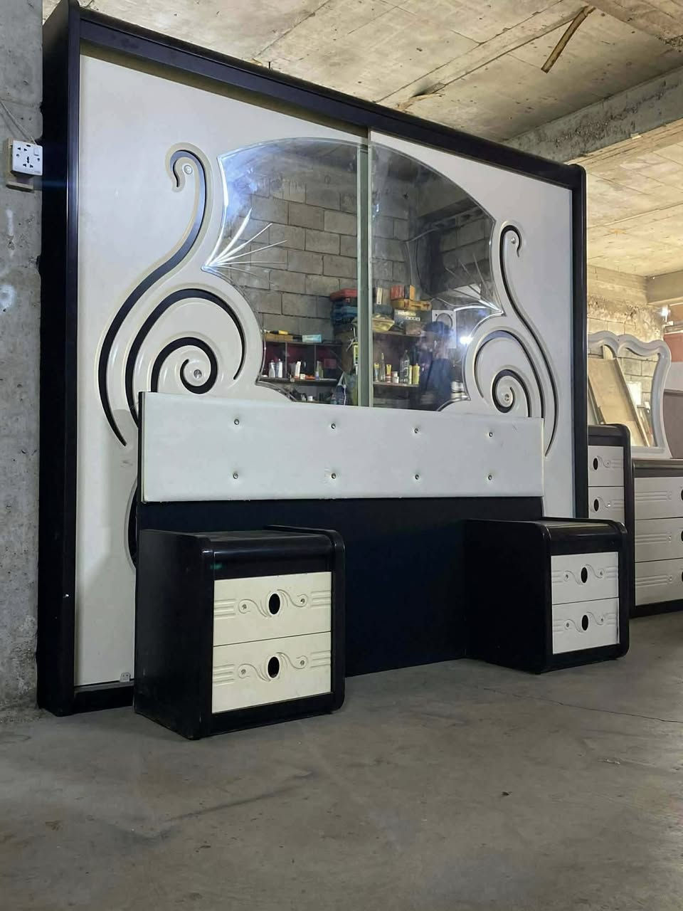 غرفه نوم للبيع السعر 350الشراي يخابر رقم ***********
