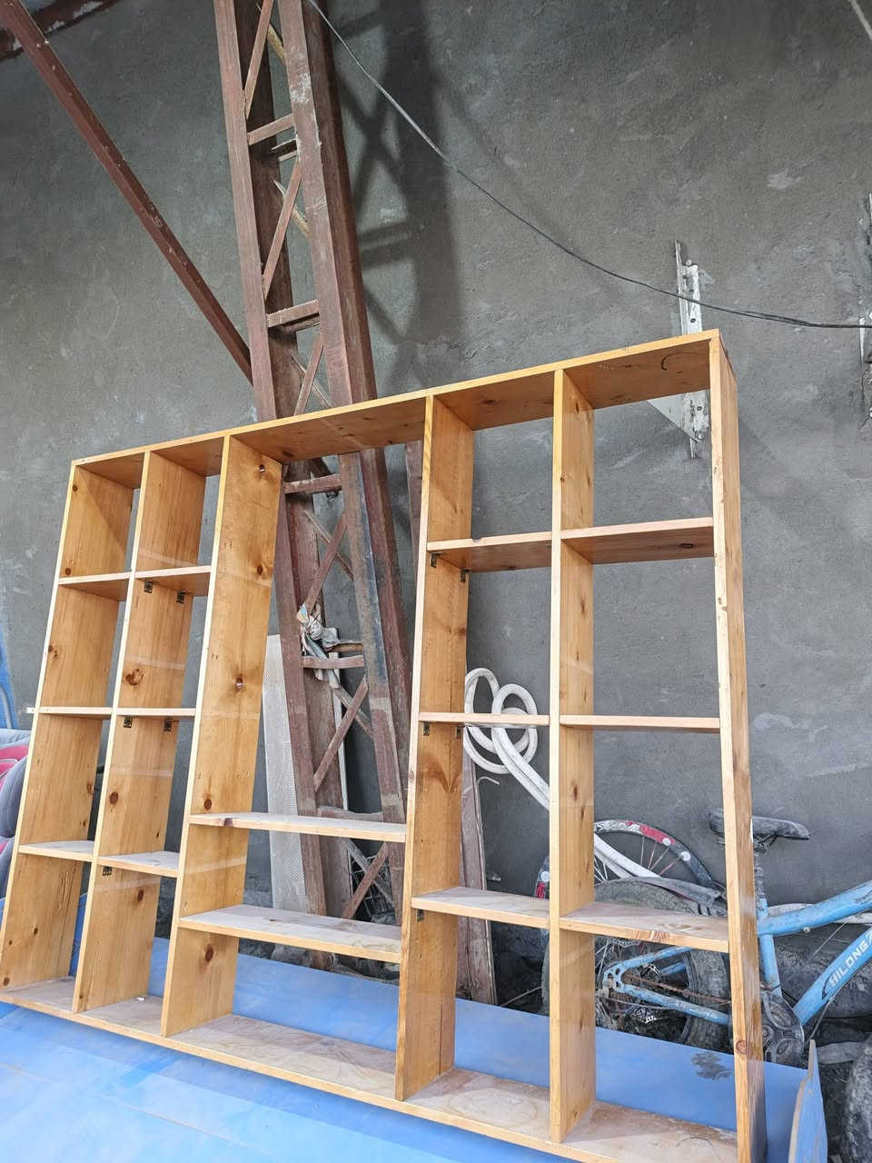 باترينة ملابس ترهم مكتبة ترهم حديقة معلقة  خشب روسي لا انديف ولا اج تي إف ارتفاع متر ونص و عرض مترين مكاني رميثة ***********
