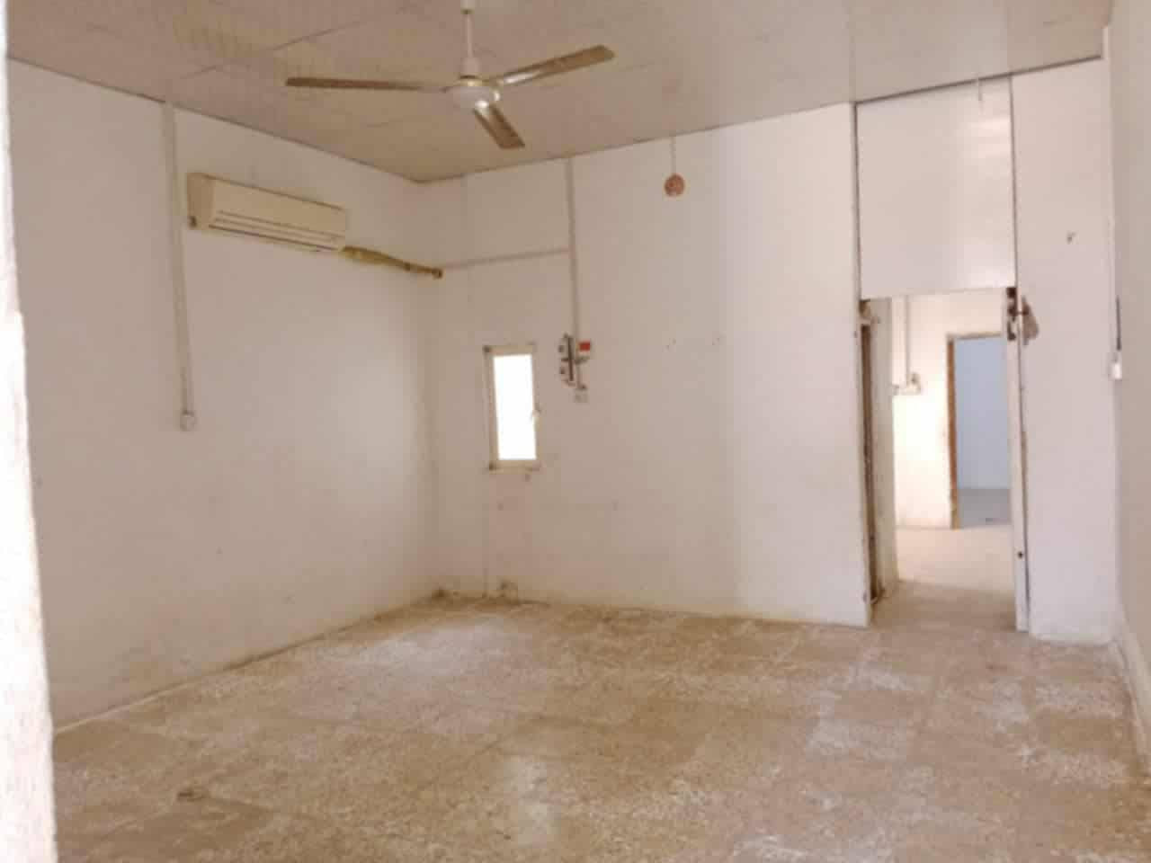 بيت ١٠٠ متر
سعر البيع 15قفل 
زراعي سند ٢٥ عنوانه طريق نجف كربلاء قريب على البوابه النجف الجديده يمها على طريق ياحسين عمود 270 يبعد عن الشارع ١٠٠ متر يتكون من غرفه وصاله ومطبخ وتخاريج ومنور مسويه الاستقبال محل جاهز ونظيف سقوف ثانويه كاشي كله كامل مي وكهرباء بي سبالت عدد٢ مراوح تانكيات عدد٢ بنائه بلوك وسندويج مضبوط مايخر ابد
*********** 
***********
