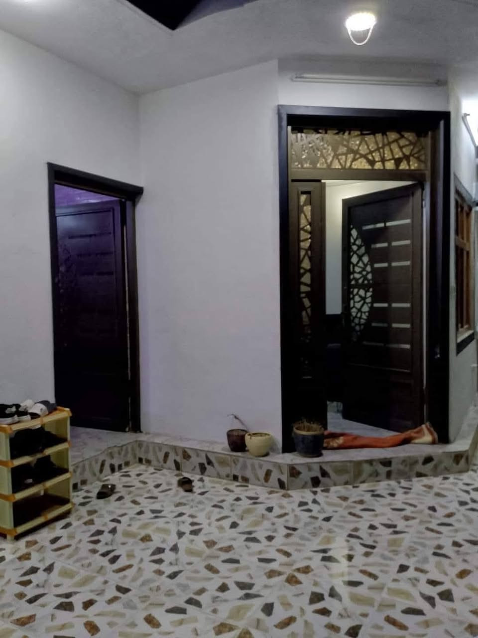 اعلان رقم ٦٢٨
دار للبيع المساحة ١٧٠م طابق واحد ركن الواجهه ١٠م الموقع كركوك حي عدن خلف مدينة العاب سمايلاند الموقع كلش حلو ومنطقة هادئه نوع العقار( زراعي ) المعامله كامل بيها اوراق سنة البناء ٢٠٢١ 
الدار يحتوي على كراج وحديقه واستقبال ومطبخ حار وبارد وهول وغرفة نوم عدد ٢ وصحيات وبيتونه 
استفسار اكثر اتصال على الرقم الموبايل 
***********
