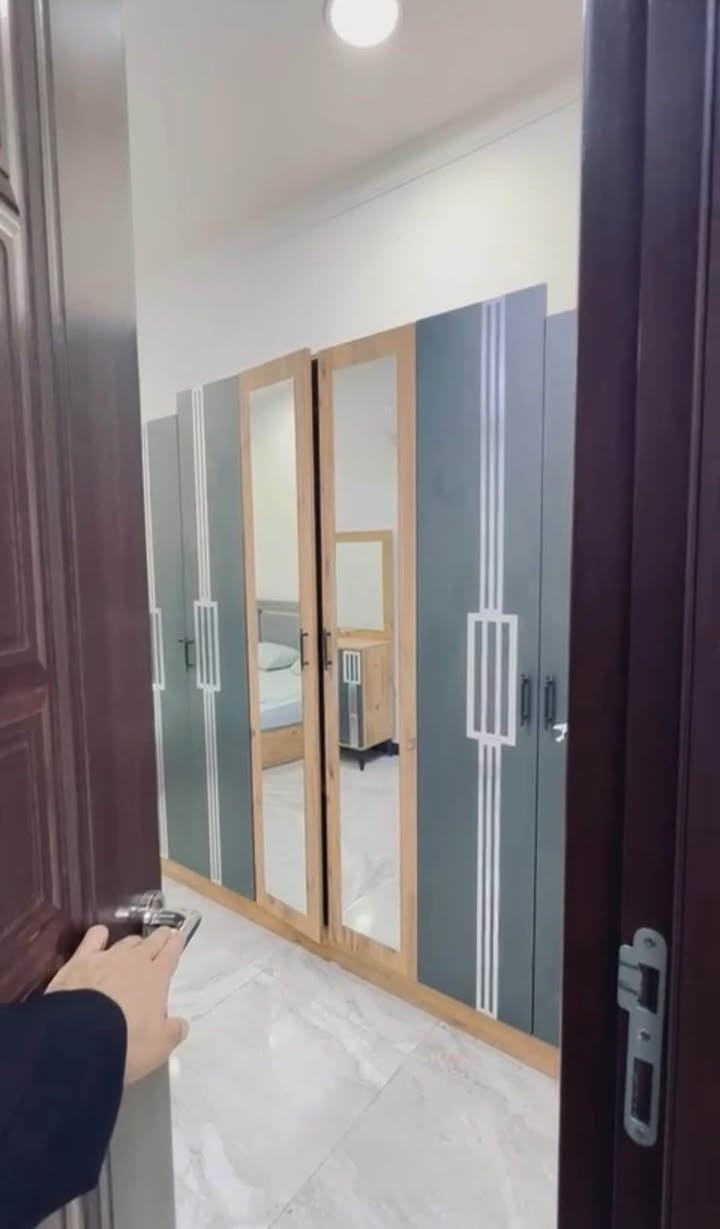 السلام عليكم .. 
شقة مؤثثة (مفروشة) بالكامل 
📍زيونة 712  
غرفة نوم كبيرة وصالة ومطبخ معزولات وبالكون  
موقعها شارع عريض قريب على دريم ستي وشارع الربيعي
للاستفسار:
*********** بغداد, العراق
