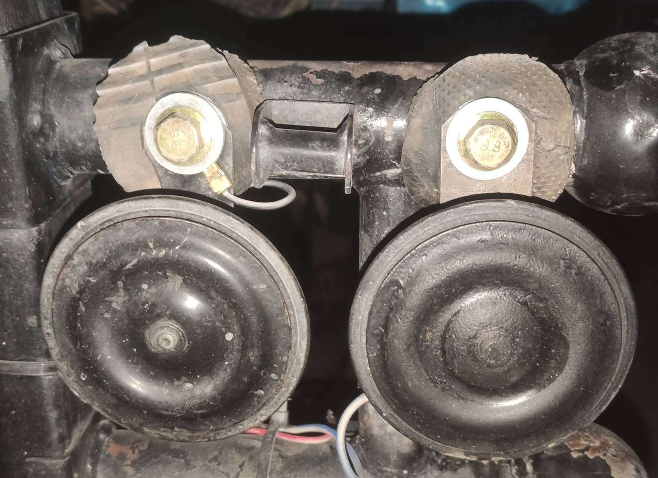 هورنات سيدان فيشه سوده مقسمات مره وحده 
***********
