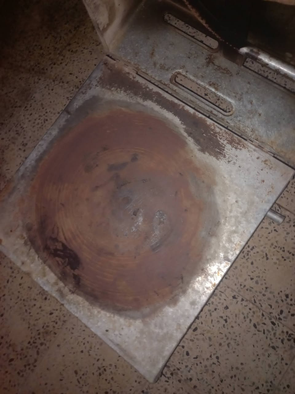 سلام عليكم
تنور على غاز 
نضيف مستخدم قليل 
عنواني الشعله سوك الساحه 
***********
