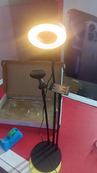 استاند كبير • اضاءة أبيض أصفر • قيم وخذ