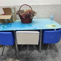 ميز طعام • عليه مجال