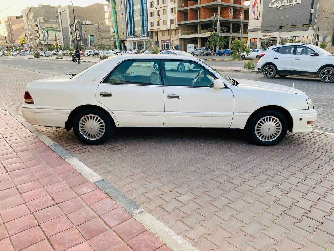 الهم صلي عل محمد وال محمد السلام عليكم سياره للبيع نوع كراون راس ثور فلات مديل 2000 رقم كركوك انكليزي دولي قرار 48 سنويه جديده مداور ثاني يوم سياره كفاله عامه من ( الكص ونقل وضربه وعيب شرعي وتحويل محرك وكير مكفولات ) موصفات شاصي 55 فحل محرك وكير 3000 فيشه وبطل اسود سياره فول موصفات ماعده فتحه فقط مري هيتر مري شفط جنجر وقرص 12 ليت ابو عيون تخم تاير جديد حداديه جديده ويل ليزري اصل  كرستال تبريد قطعتين منضومه تبريد جديده مسجل 4 سماعات دمام مضخم كشنات كهربائي اريل كرستال كامرات سياره جاهزه من كلشي سياره متعوب عليه كلش وبل عافيه عل ياخذه من نصيبه مكاني نجف رقمي ***********    سعر سياره 110 ورقه وبي مجال للشري حك جيته تحوير نجف فوك وجوه وحته مطور مسحات ايسر بلادي ومشط اباجي ياباني اخوان شوف سعر عليك غالي ادعينه بل رزق والله يوفق الجميع
