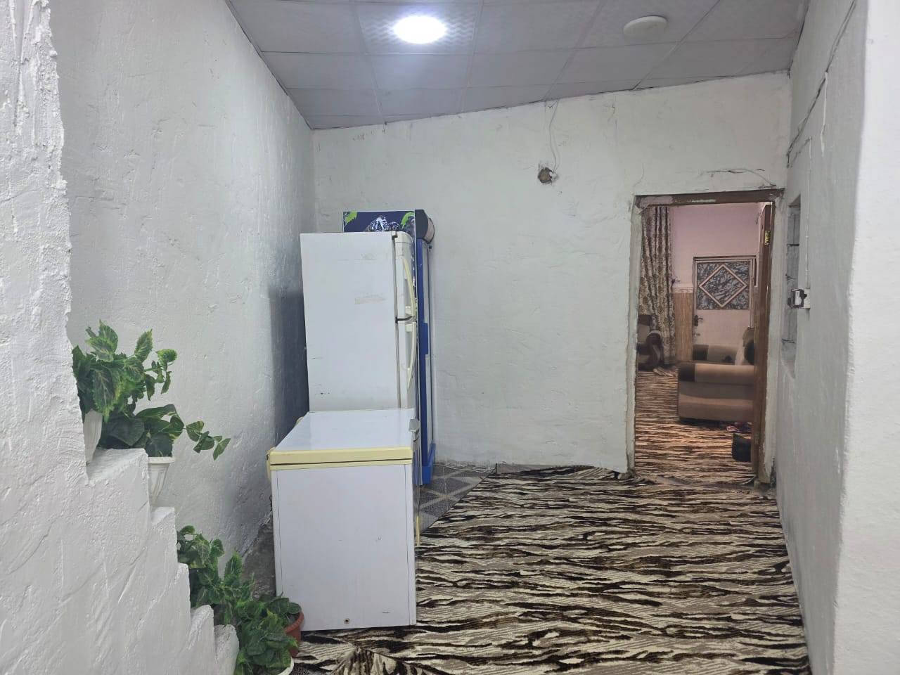 السلام عليكم بيت للبيع واسط حي الحكيم شارع علاء غريب يحتوي على غرفتين النوم وصاله واستقبال وصحيات وطرمه وكراج وحديقه مرقم من قبل البلديه كافه خدمات من ماء ومجاري وكهرباء المساحه 185 مساحه البيت البناء بلوك يبعد عن 150 السعر خاص المراجعه دلاليه سيد حيدر***********
