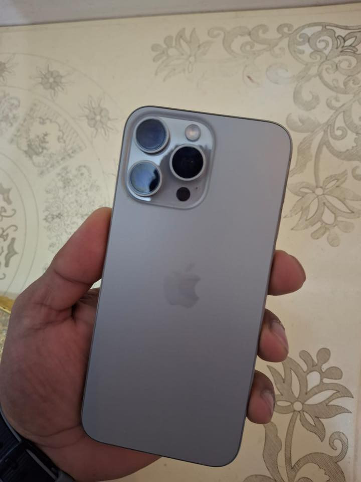 ايفون 15 برو ماكس نضيف كلش ذاكره 256 بطاريه 85  eSIM السعر 900
***********
