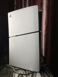 للبيع بلي فايف سلم 1TB مع ملحقات ستناد اصلي من شركه سوني مع شاحنه يدات...