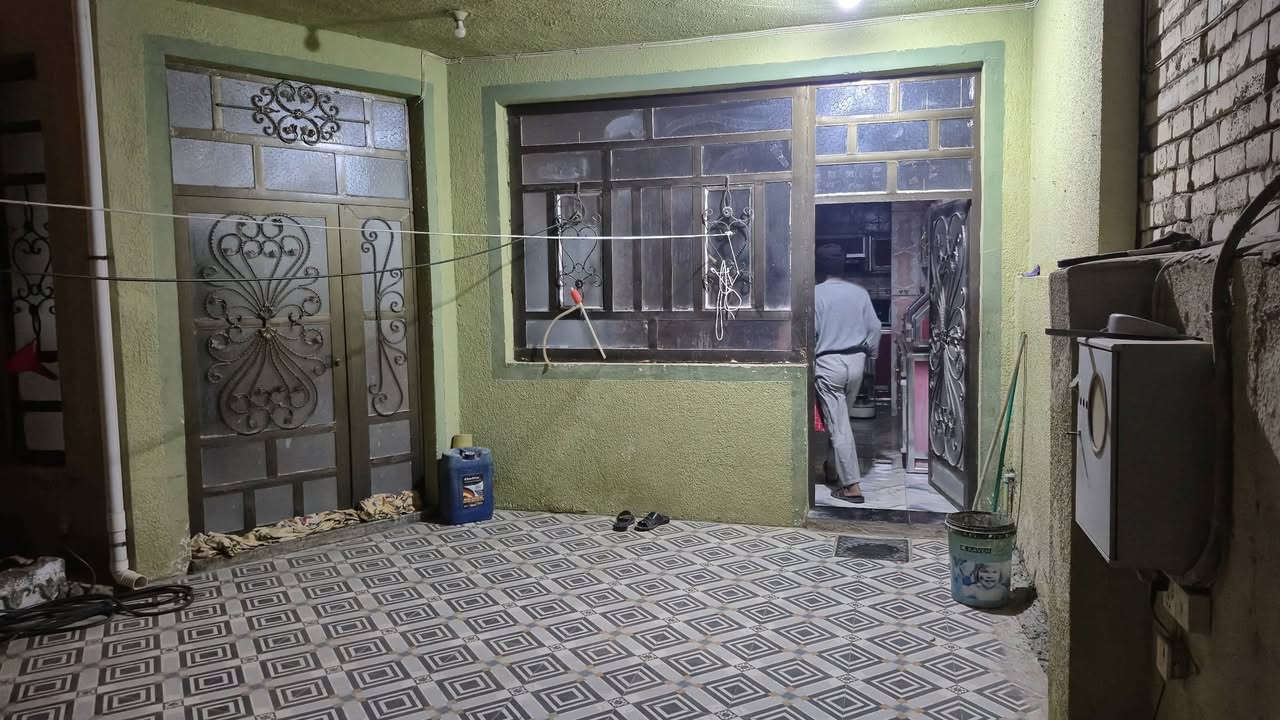 السلام عليكم من رخصه الادمن دار للبيع
استقبال مطبخ هول كبير غرفتين نوم صحيات خارجيه صحيات داخليه كراج سياره مساحه 200 متر العنوان حي الصحه قرب الكورنيش مجار سنتر ليمونه يبعد عن شارع الكورنيش 80 متر سعر 315 قابل للتفاوض استفسار اكثر اتصل على هذا الرقم *********** مكلف بالنشر
