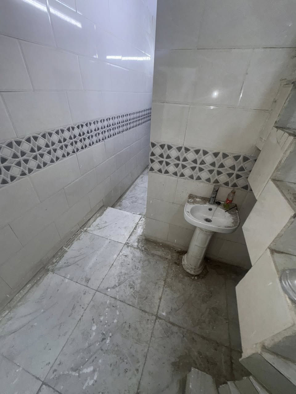 🔸 مشتمل #للايجار ✅
50متر مربع بناء سنة 2024
نضيف مرتب 🔑كامل مكمل

🔸الطابق الارضي1️⃣: بحتوي على استقبال ومطبخ حار وبارد وصحيات
الطابق الثاني2️⃣: غرفتين نوم كبار وبلكونه 

🔸موقع ممتاز📍الشعب شارع الصحه قرب سوك شلال وحسينيه الانصار ( شارع عريض )
 
🔸السعر الايجار : نهايته 400الف قفل رجاءا بلا احراج

#ملاحضه التاكد من قراء المنشور قبل لاتتصل وتتعنه  هل يناسبك او ميناسبك كافا التفاصيل مذكوره واضحه مع الصور تحياتي للجميع

معروض بمكتب ابو علي الدراجي للعقار 🏛️
الشعب-نهايت شارع الصحه-مقابيل كرزات ركن الصحه 
*********** 📞
*********** 📞 
 *********** 📞
