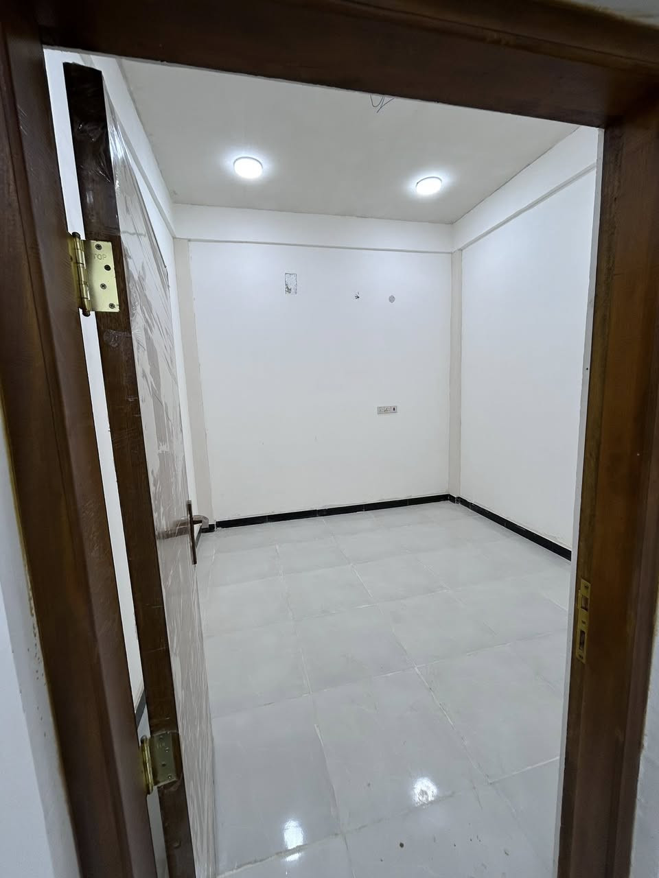شقه للايجار قرب شارع مكاتب على شارع سادين
مساحه شقه 100م تحتوي على غرفتين و صاله ومطبخ وصحيات بناء جديد 
للتواصل على رقم ***********

