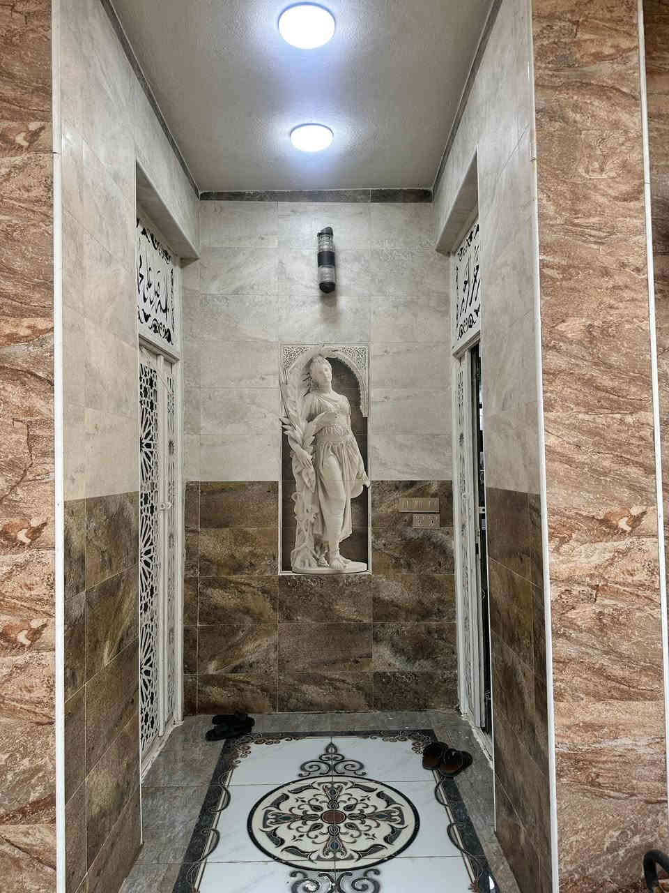 للبيع او مراوس بيت 200 متر  ركن على ثلاثة شوارع زوير فرع مضيف الرسول الاعظم شارع 10 متر تبليط 
جاهز للسكن مؤثث كامل
ممكن يباع مع الاثاث او بدون 
طابقين 
الطابق الاول هول صاله كلدور مطبخ صحيات
الطابق الثاني 3غرف نوم وكلدور وصحيات
الطابق الاخير مخزن +سطح 
***********
