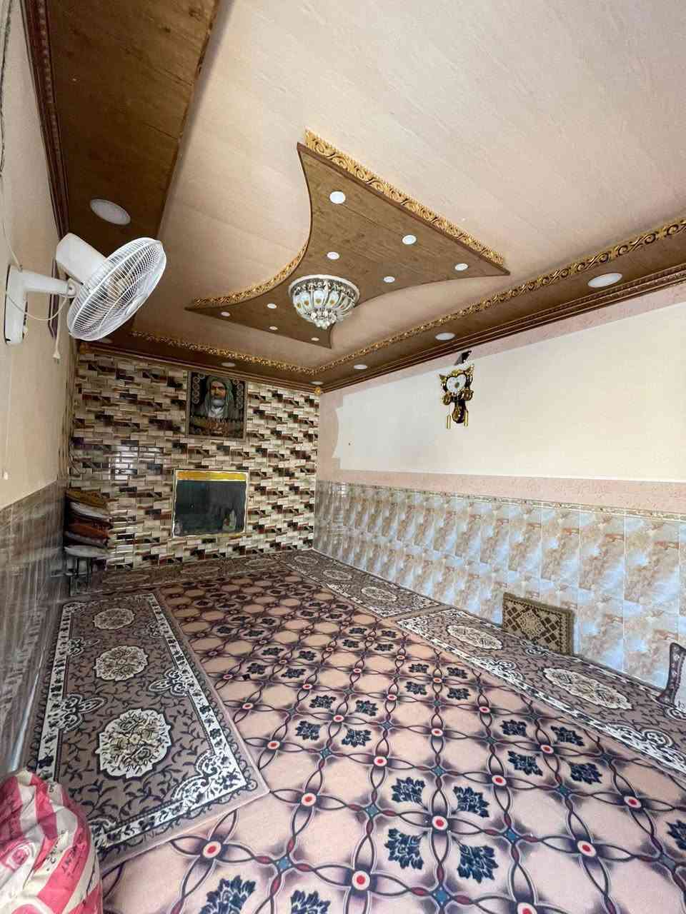 بيت للبيع مساحة 185 سند 25 يحتوي على غرفة وصالة ومطبخ وحمام داخلي وصحيات خارجية واستقبال وحديقة وساحة العنوان ال حمد نزلة شيخ سامي للاستفسار رقم صاحب البيت
***********
