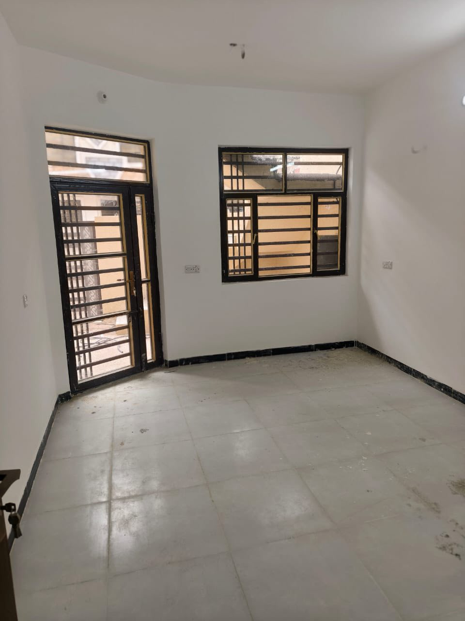 السلام عليكم بيت طابق ثاني للايجار مساحته ١٥٠متر  صاله وحولي وغرفتين نوم ومطبخ وصحيات هسه طالعه العماله منه نزال صالح مصطفى قريب عالشارع للاستفسار ***********
