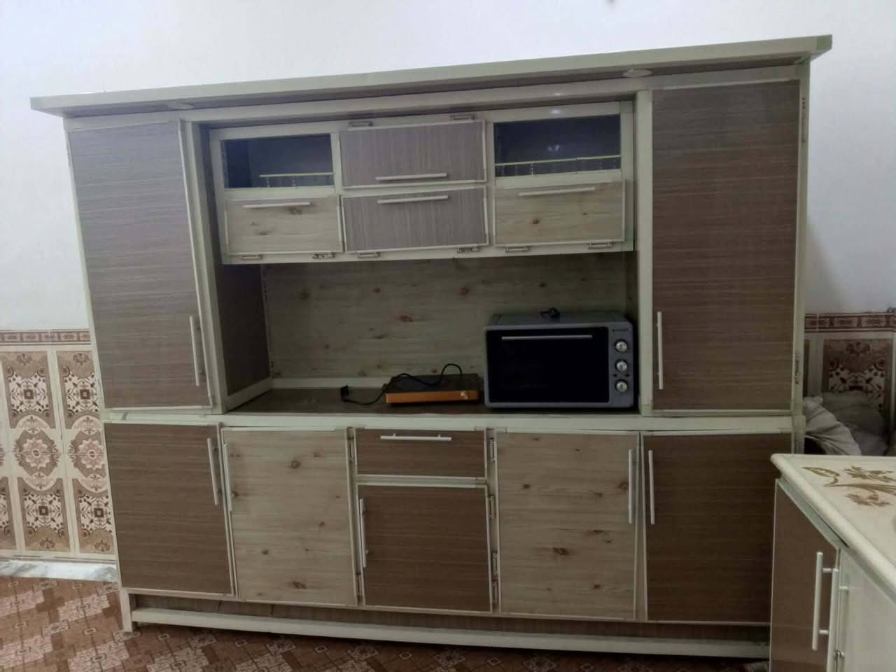 كاونتر البيع نضيف تسكام قياس السنكي مترونص الكاونتر ملحق مالته قياس مترتين ونص سعره 400 وبيه مجال توصل عله هاذا الرقم ***********
