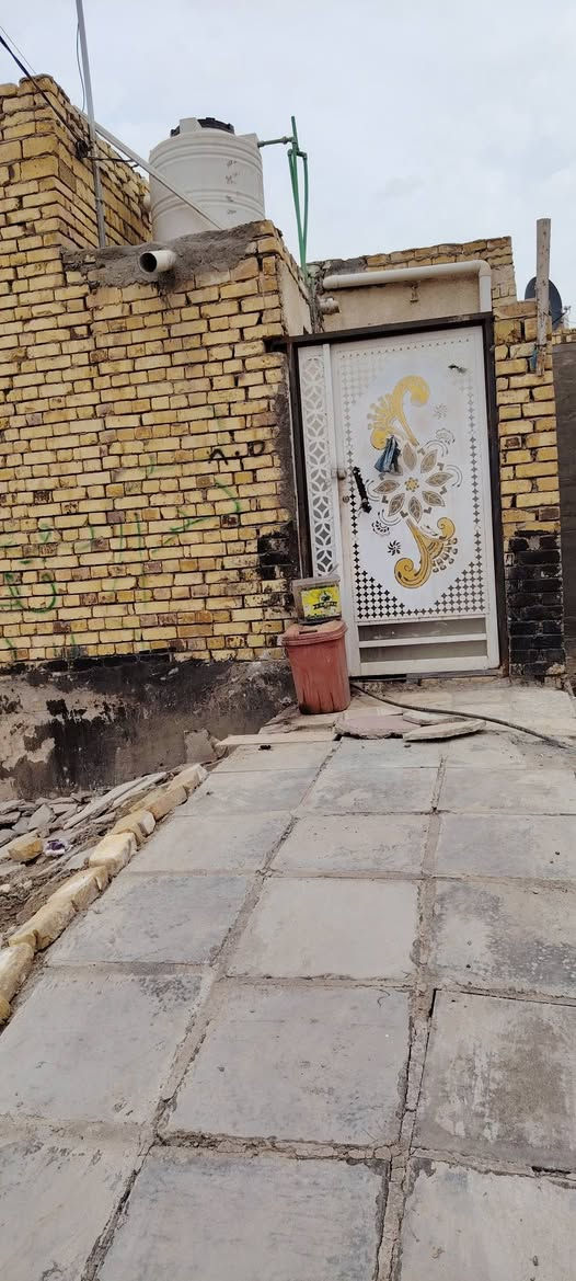 السلام عليكم بيت 100متر خلفي طابو صرف مداور طابو العنوان الناصرية حي الكرامه نهاية شارع العياده قرب صايدين جدد سعر 65وبي مجال الاستفسار على رقم ***********
