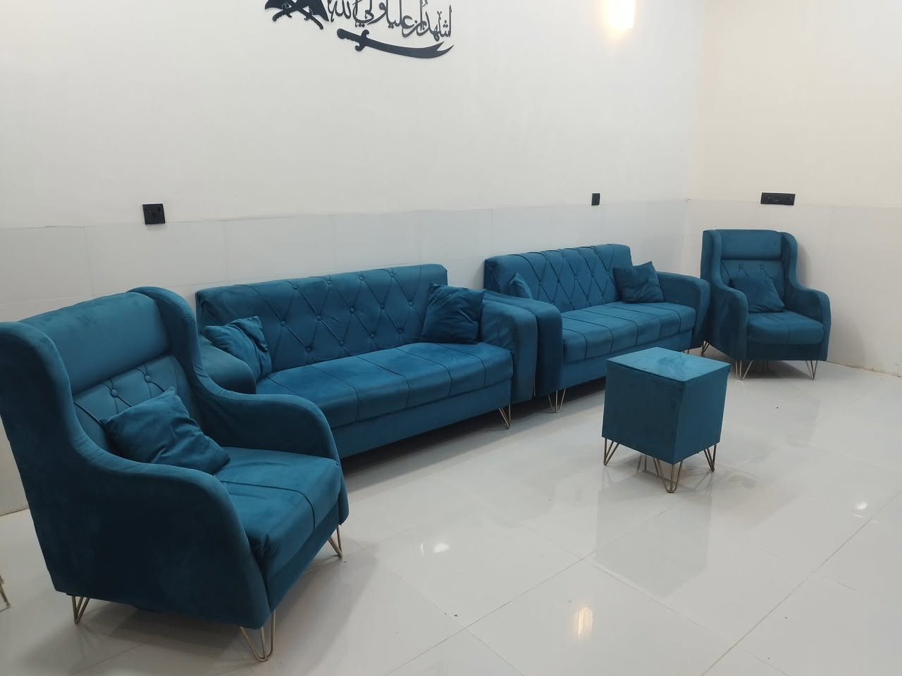 تخم 8 مقاعد نضيف مابي اضرار اخو الجديد العنوان بغداد *********** بيه واتساب موجود توصيل
