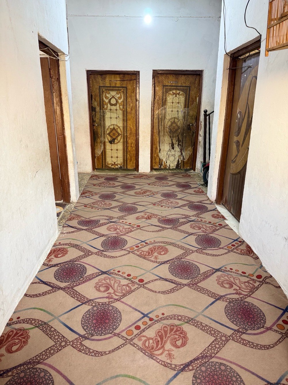 بيت للبيع  القبله حي القائم مقابل مدارس ايشق البصره خلف السفير سنتر مساحه 130م بصف الركن يحتوي على غرفتين  وصاله وديوان ومطبخ وصحيات وبيه مشتمل فوك يحتوي على غرفة كبيرة وغرفة وسط وصحيات بي درج خارجي على الشارع سعر 145 قابل للتفاوض سنة البناء 2013 طابو صرف بسمي اخير 3صور للمشتمل الفوك