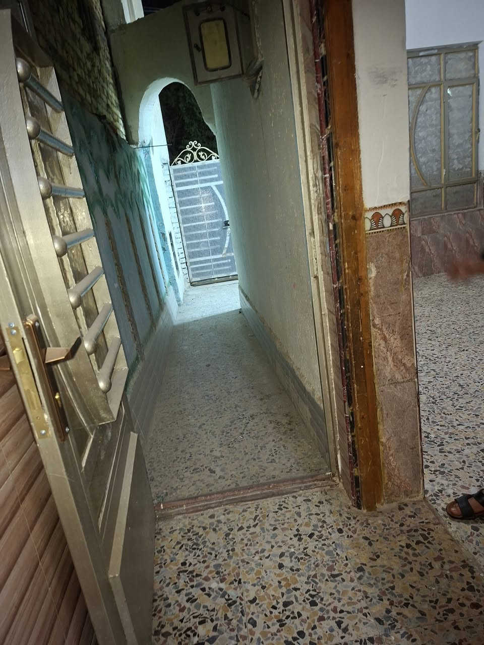 سلام عليكم خوان بيت البيع المساحه 100بكان البيت حي الغدير قرب لفلكه ***********
