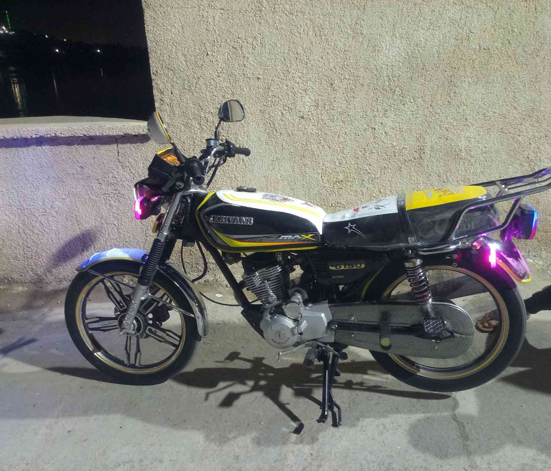 للبيع سيفان موديل 23  كامل من كلشي
المكان بروانه شاعي               السعر خاص


**إذا كنت صاحب هذا الإعلان وتريد حذفه لأي سبب، رجاءا أرسل رسالة إلى الدعم الفني**