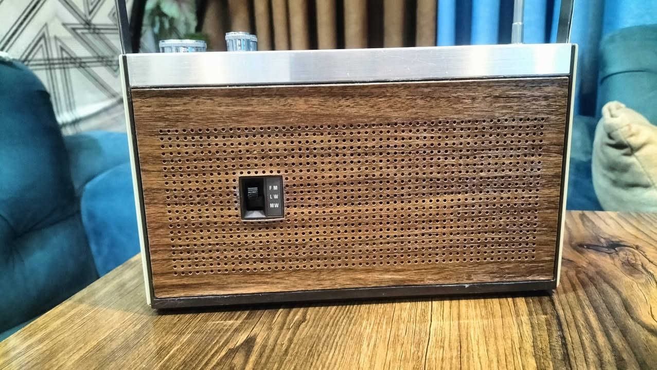 راديو سوني ياباني ثلاث موجات انتاج السبعينات.
جهاز جميل جدا ولا يوجد اي ضرر فيه رغم أن صناعته قبل نحو نصف قرن.
يعمل على اربع بطاريات وسط، ومرفق معه واير كهرباء الجهاز الاصلي.
المكان بغداد ويوجد توصيل للمحافظات كافة.


**إذا كنت صاحب هذا الإعلان وتريد حذفه لأي سبب، رجاءا أرسل رسالة إلى الدعم الفني**