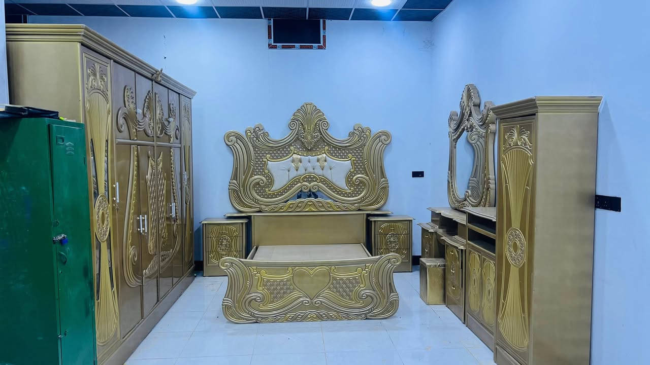 توجد غرفة نوم توج حطاطة خشب عراقي متكونة من 5قطع نضيفة ومرتبة السعر مليون و100 وبيها مجال العنوان الرمانة الاستفسار علرقم ***********
