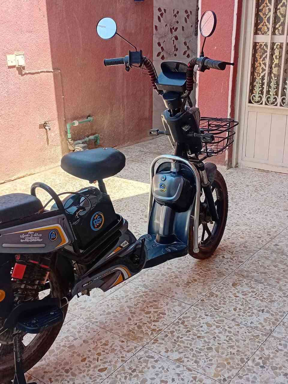 سلام عليكم عندي دراجة شحن  نضيفة وجديدة مستعملة قليل
للببيع  سعر 600  للاستفسار ***********
