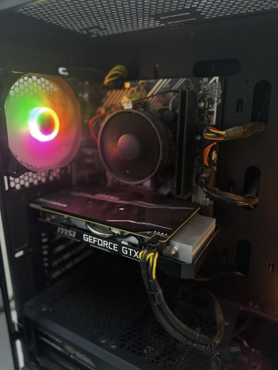 كيس للبيع
المعالج : i5 10400 f
الكارت شاشه : msi 1660 super 6g
الرامات : 16g
مذربورد : h410 asus
الهارد : m.2 250g + hdd 512g

السعر 650 الف 
مكاني بغداد 
***********
