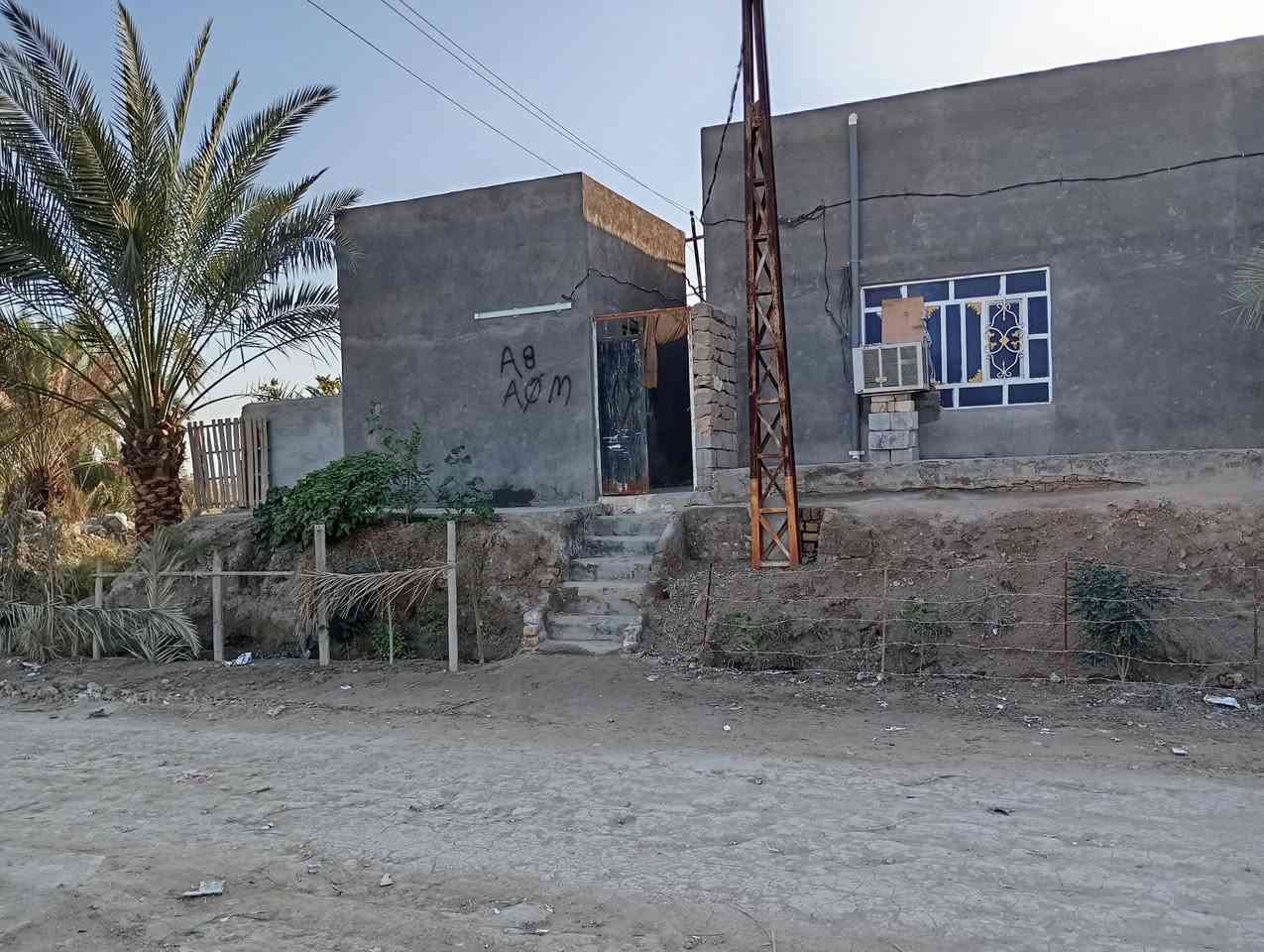 السلام عليكم بيت + عرصة للبيع طابو صرف المساحة الكلية 250 ركن يحتوي على ثلاث غرف وصالة واستقبال ومطبخ وصحيات حر مامسحوب عليه سلفة مداور ثاني يوم الحولي قرب سيد حيدر الياسري الاستفسار الاتصال  على الرقم ***********
