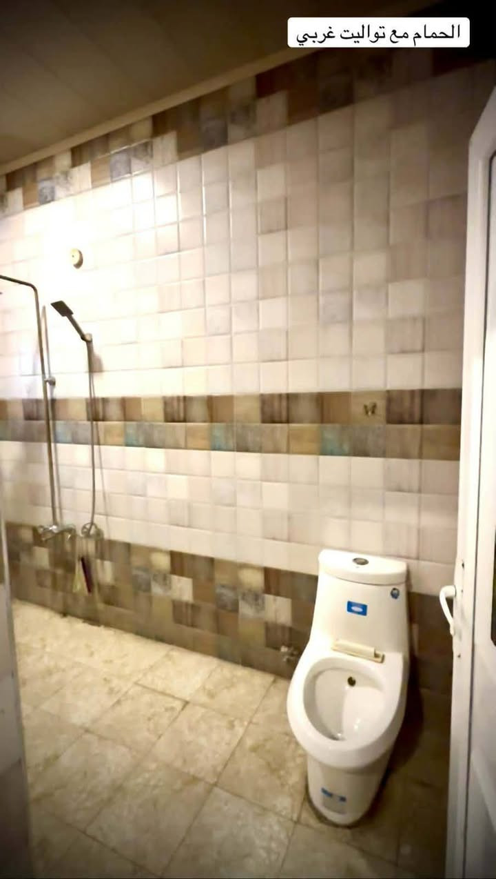 بيت ركن طابو زراعي سند 25 مساحته 150 مع فضله 
يتكون من كراج وحديقه خارجيه واسعه 
وطابقين متكاملات 
الطابق الاول صاله ومطبخ حار وبارد وكلدور ومجمع صحيات وغرفه 
الطابق الثاني 3 غرف نوم وكلدور ومجمع صحيات ومطبخ العنوان... الحله منطقه الشعبانيه مقابيل سكه القطار قرب جسر سيف سعد  للاستفسار الاتصال على 
 ***********
