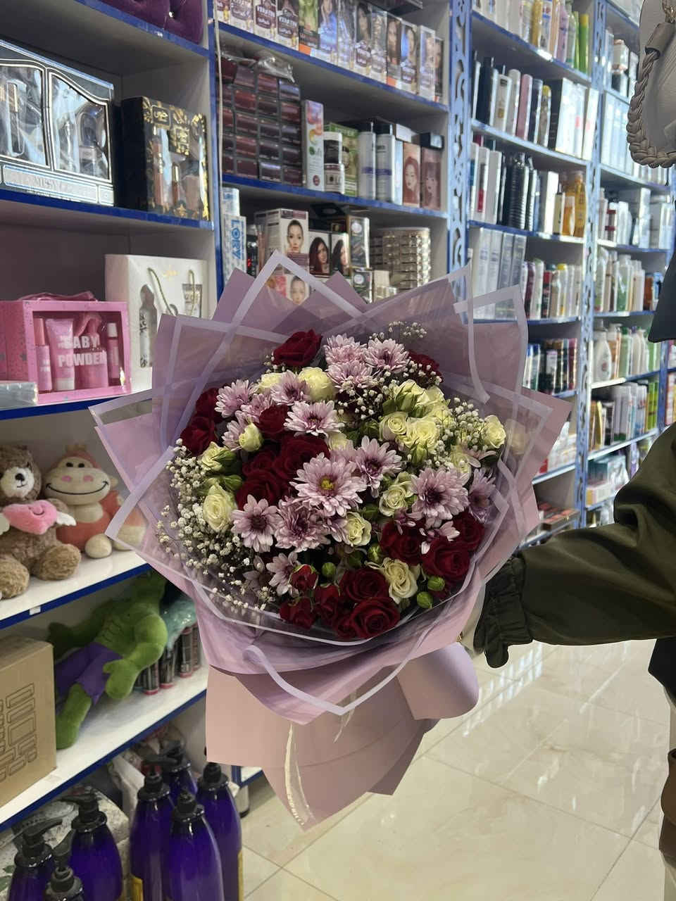 � ورد طبيعي وصناعي بأفخم التنسيقات 💖
للهدايا، المفاجآت، ولمسات العيد الحلوة 🌸
كل بوكيه معمول بذوق وحب ✨

🔥 والعروض مستمرة لفترة العيد
لا تفوتكم أجمل التفاصيل 🌷

📍حي الجمهوري — مجاور محل أبو هيثم
للطلب والاستفسار 👇🏻
0780 260 5282

