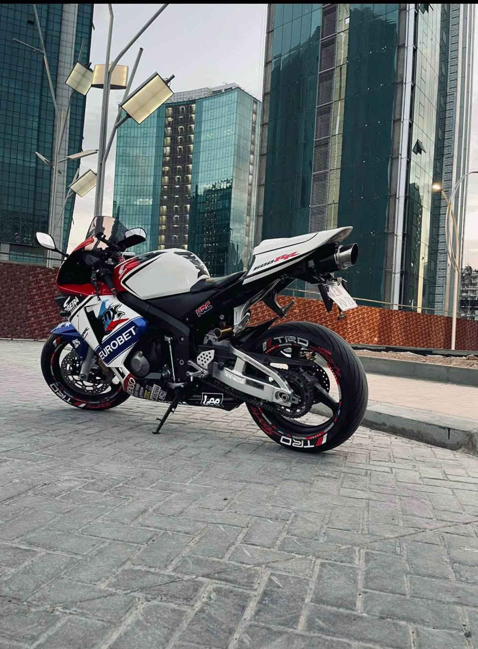 Honda Cbr 600rr
مانتۆرەکە لۆکە پێوست ناکا باسی حەیب و حار بکەم
مۆدێلی 2005
برغی لۆ برغی بەشەرت ٤٠ هەزار رۆشتیە  
ڕۆنی تازە گۆرایە رۆنی ئەسلی مۆتۆلی تیکرایە
٣٨ وەرەقەو مەحامەلە
*********** أربيل, العراق
