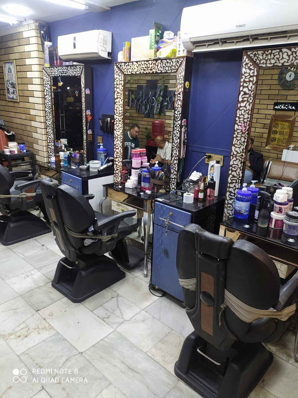 السلام عليكم عندي 3 كراسي و3 مرايات و3 ميوزه ابيعهن شلع السعر 300 الف
العنوان بغداد الصليخ 
***********
