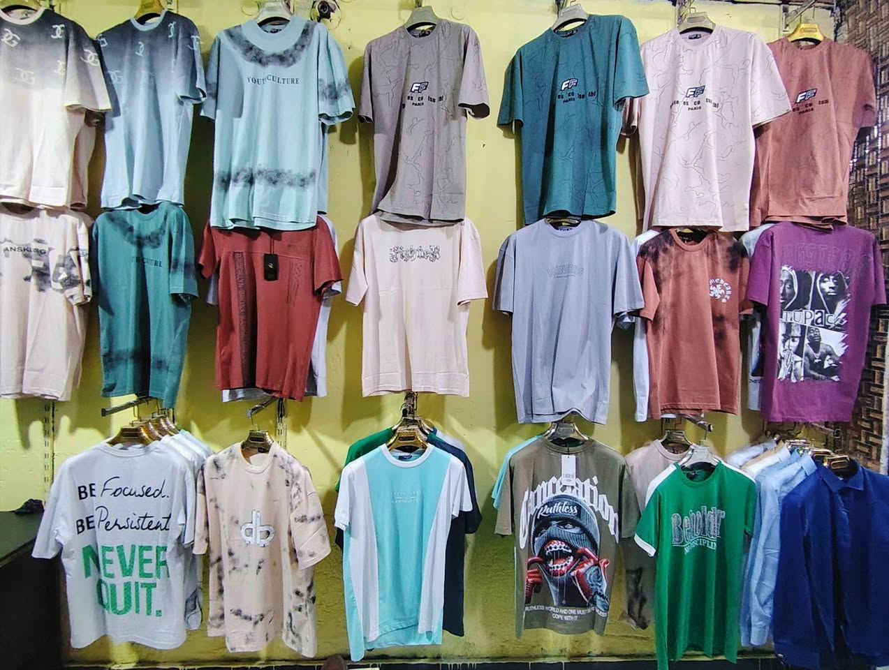 اي قطعه داخل المحل 7 آلاف قطعتين 13
بدي ماستر.                7
بدي ياخه قطن وحجري. 7.          قطعتين 13 
 بجامه 110 وبوي.        7
قميص رسمي كابوي.     7 

العنوان ناصريه قضاء النصر قرب مطعم غفران الصوب الصغير *********** إشارة
