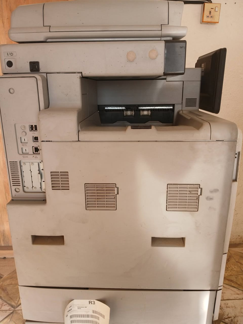 🖨️ للبيع طابعة Ricoh MP C401 متعددة الوظائف
طابعة أصلية من شركة Ricoh، قوية ومناسبة للمكاتب، الشركات، والمراكز الخدمية.
🔹 المواصفات:
سرعة طباعة 40 ورقة بالدقيقة (ملون وأسود)
طباعة – تصوير – سكانر
شاشة لمس
طباعة وجهين تلقائي
سكانر مع (ADF)
تدعم A4 و A3
جودة عالية وتحمل ضغط عمل
شغالة وبحالة جيدة
📌 مناسبة للمكاتب، المدارس، محلات القرطاسية، والمطابع الصغيرة.
💰 السعر: 350 ألف دينار عراقي (بي مجال بسيط) ( مع ثلاث أحبار غير مستعملة)
📍 المكان: — بابل /قضاء القاسم 
📞 للتواصل: — ***********
