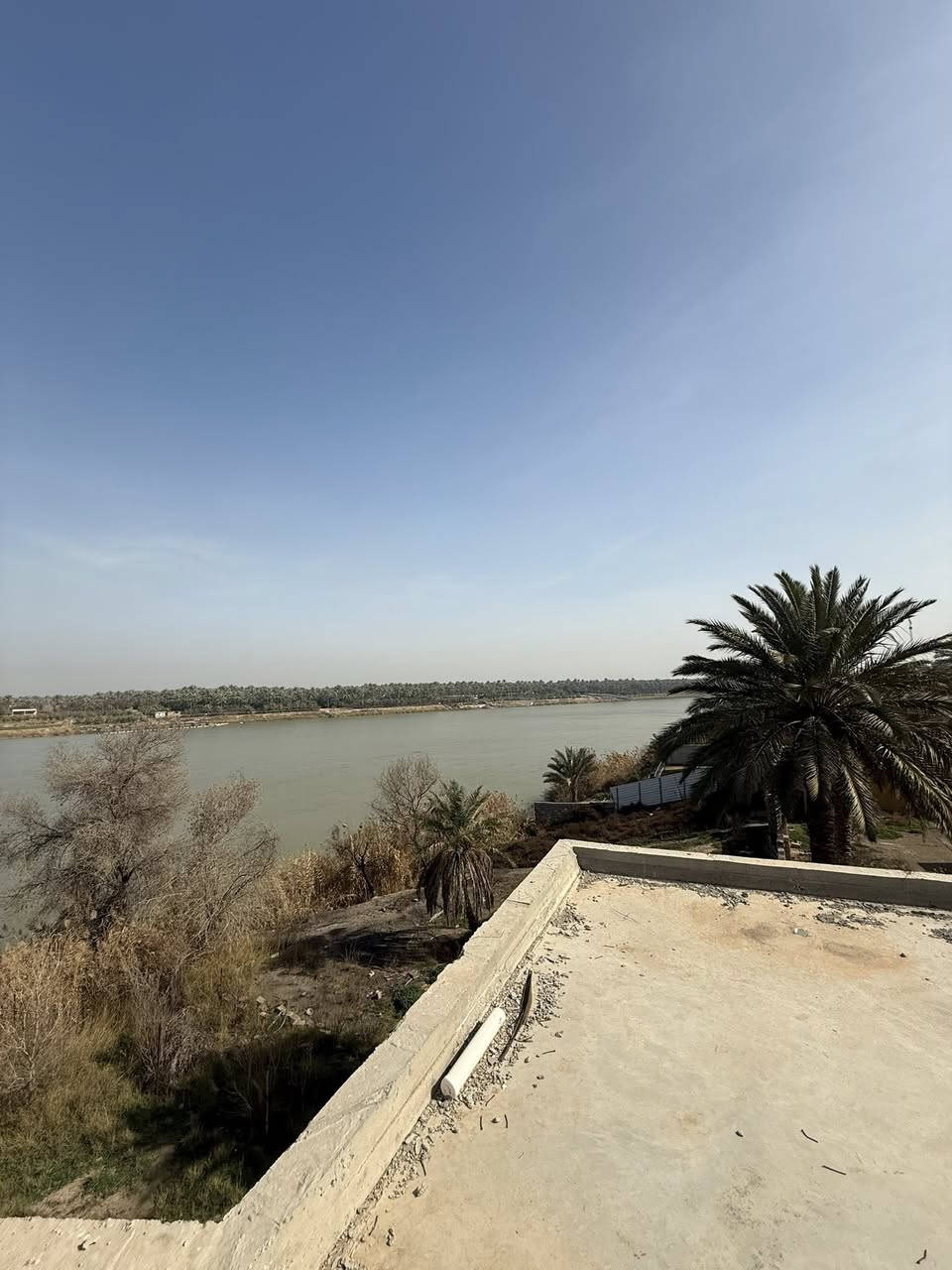 السلام عليكم👋للبيع أجمل(ڤيلا)مطله على نهر دجلة وايضاً على الشارع الرئيسي المساحة الكلية(2500m/دونم)لكن بالسند هو(700m)طابو زراعي نموذج السند(25)تحويل مباشر بأسم المشتري ليس إقرار محكمة من صاحب العقار الشرعي واجهية على الشارع الرئيسي(34m)واجهية على نهر دجلة(34m)ايضاً تحتوي على مشروع استثماري هو(كراج لغسل السيارات/محلات)الڤيلا مكونة من(7غرف للنوم/صالة/هول/كليدور/غرفه خاصه او جلسة داخل الڤيلا لنهر دجلة/مطبخ/3مجمعات صحيات)موقع الڤيلا في بغداد(الراشدية/منطقة السادة البوحيات/قرب مزرعة عدنان خير الله/قرب مدرسة الواحة الخضراء)للأستفسار مع صاحب العقار الشرعي *********** محمد الحياني ***********
