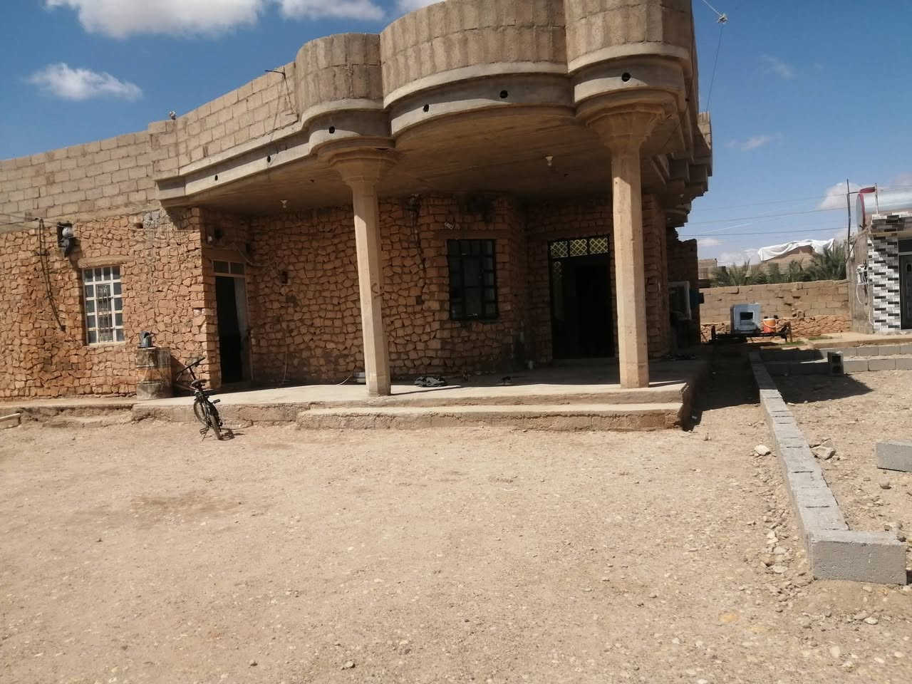 سلام عليكم
البيت للبيع مساحه اكثر من نص عرصه ودخل ربعه وستقبال وكيلدور وحمامات سيراميك  والبيت كامل تجي وتشوف بعيونك اللتواصل ***********
